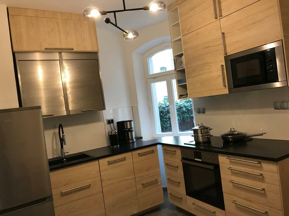 3 Mobiliert Nahe Zentrum/3 Furnished Near Center